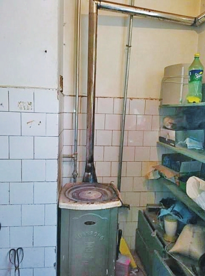 事發(fā)理發(fā)店取暖所用的爐子。