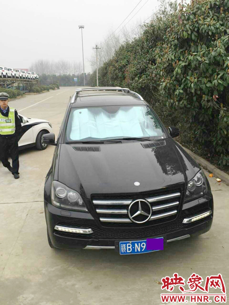 江西男子奔馳車中睡覺一氧化碳中毒，周口高速交警及時(shí)發(fā)現(xiàn)。