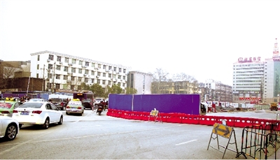 試圍擋后，車輛從西向東緩慢通行