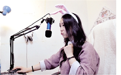 在一次直播中，小米戴上兔子頭飾，向網(wǎng)友賣萌