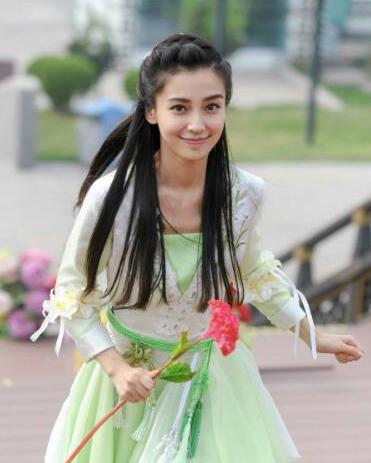 但是和倪妮站在一起，黑了一個(gè)色號(hào)，整個(gè)人都有點(diǎn)黯淡了。