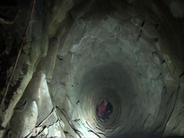 險(xiǎn)！女子凌晨墜入15米深井 命懸一線