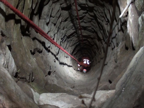 險(xiǎn)！女子凌晨墜入15米深井 命懸一線