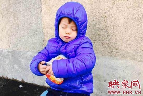 5歲娃冰天雪地睡著。