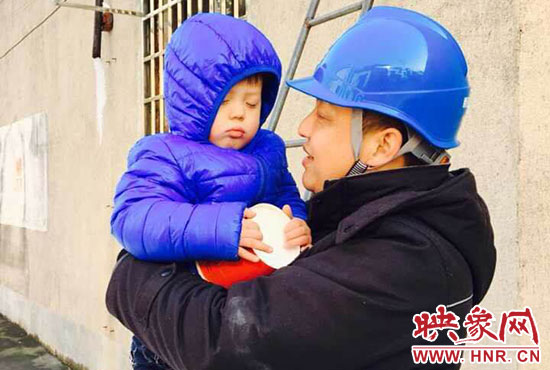 電工抱起孩子時(shí)，孩子還在睡。