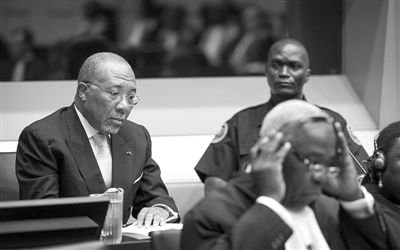 9月26日，荷蘭海牙，利比里亞前總統(tǒng)查爾斯·泰勒在法庭接受審判。