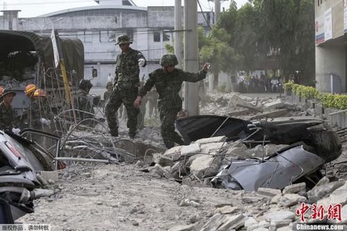 10月15日，菲律賓中部地區(qū)發(fā)生7.2級(jí)地震，災(zāi)情持續(xù)擴(kuò)大，菲官方稱地震已造成宿務(wù)、保和等省份數(shù)十人遇難，數(shù)百人受傷，大批建筑物受損。圖為菲律賓軍方在搜救被困者。