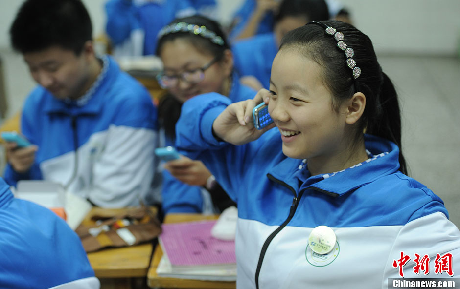 圖為一同學(xué)正在試手機(jī)的通話功能。