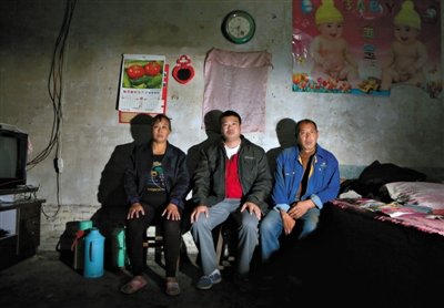 10月18日，自鋸病腿的鄭艷良所在的保定市清苑縣東臧村，有多家農(nóng)戶大病難醫(yī)，村民王新建（中）得了白血