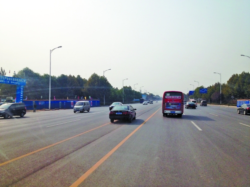 鄭開大道上隨處可見車輛駛?cè)腚p黃線超車,很危險。