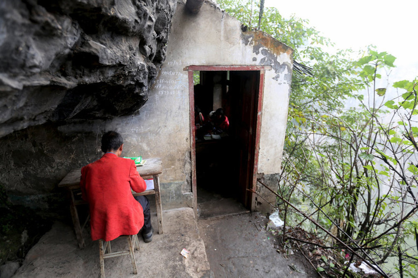 左邊是絕壁，右邊是懸崖，這樣一個(gè)讓人“倒吸涼氣”的地方，卻是袁老師的“辦公室”。