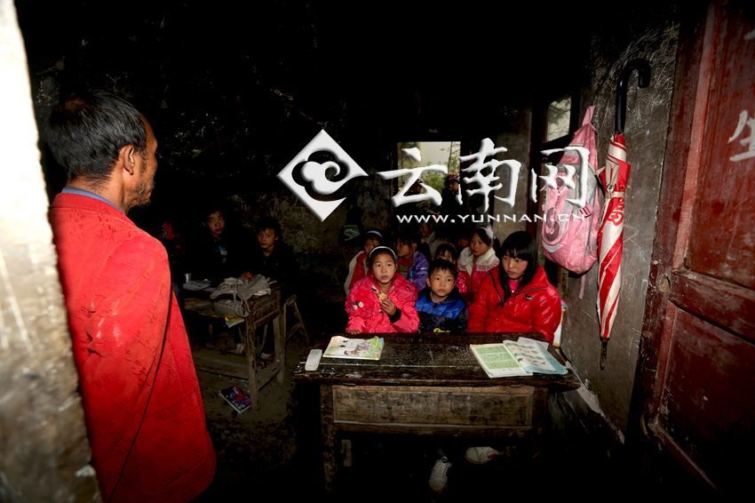 小學(xué)里只有兩個(gè)班，大點(diǎn)的孩子無法升入高年級(jí)，只得從一年級(jí)再讀起，就像復(fù)讀機(jī)。