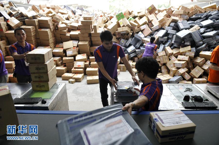 11月11日，在圓通公司廣州一處分揀站，工作人員加緊掃描快件。