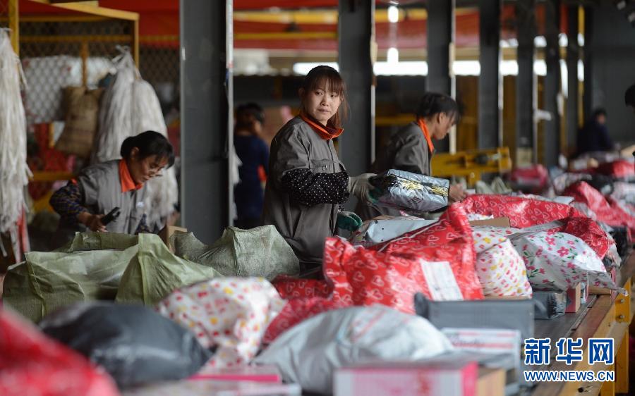 11月11日，一家快遞公司的工作人員正在分揀快件。