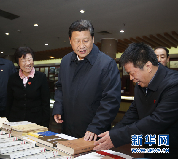 26日上午，習(xí)近平在孔子研究院參觀考察。新華社記者鞠鵬 攝