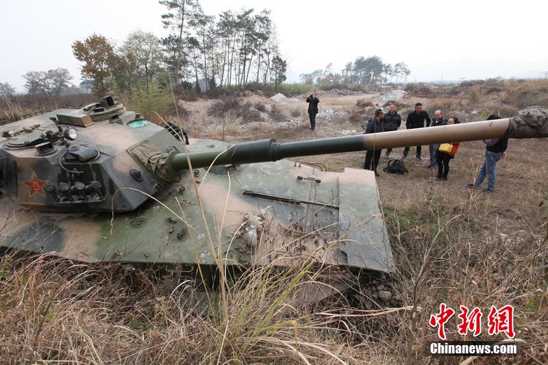 12月4日，浙江臺州，人們在坦克前圍觀。