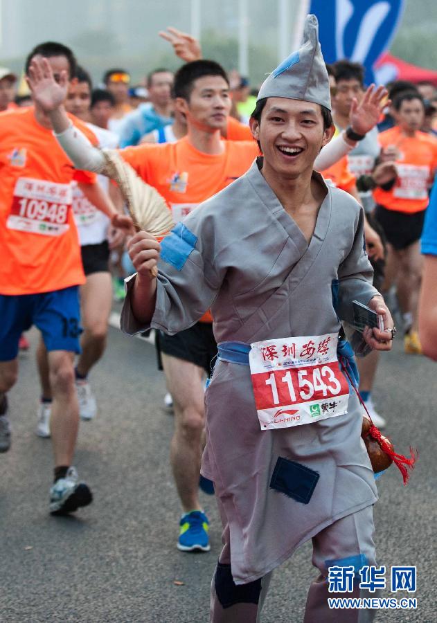 12月8日，一名選手身著“濟公”服裝參加比賽。