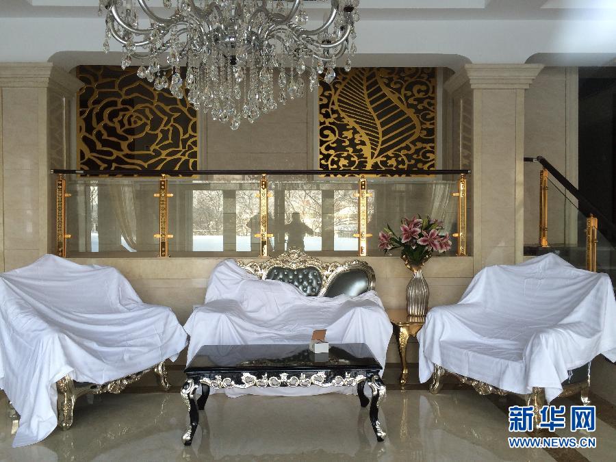 鏡泊湖畔麗日山莊里的豪華沙發(fā)（2013年12月9日攝）。新華社記者程子龍攝