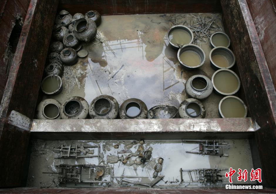 圖為漢墓群發(fā)掘現(xiàn)場(chǎng)出土了大量珍貴文物。