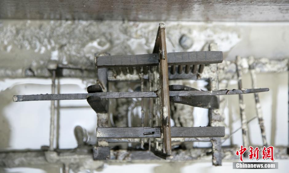 圖為蜀錦織機(jī)仿真蜀錦織機(jī)，為我國(guó)唯一有出土單位、完整保存的織機(jī)模型。