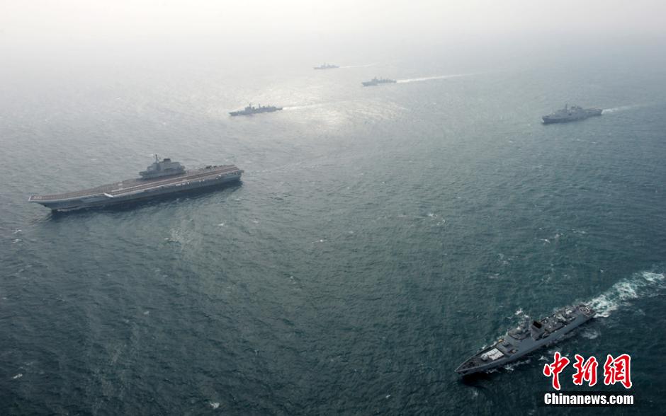 圖為遼寧艦與水面艦艇進行協(xié)同訓練。中新社發(fā) 胡鍇冰 攝