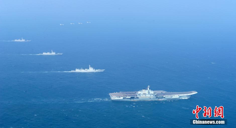 圖為遼寧艦與水面艦艇、飛機進行協(xié)同訓練。中新社發(fā) 胡鍇冰 攝