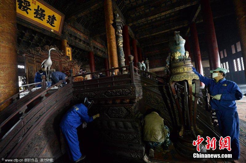 圖為工作人員正在故宮太和殿內(nèi)進(jìn)行整體清潔工作。