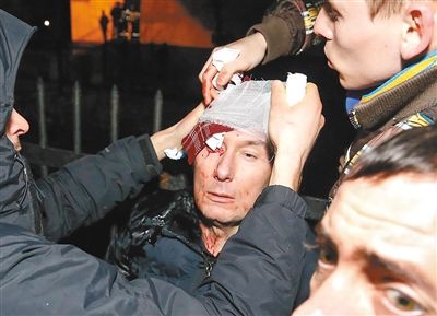 11日，基輔，遇襲受傷的反對(duì)派領(lǐng)導(dǎo)人盧岑科接受簡(jiǎn)單救護(hù)。