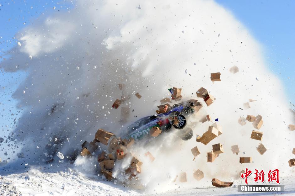 圖為：謝雨均駕駛賽車在黑龍江黑河段飛越冰河。中新社發(fā) 邱齊龍 攝