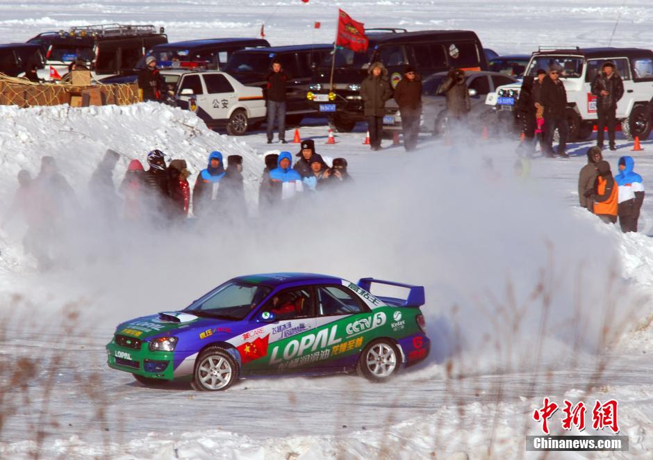 圖為參加“飛越冰河”大型體育極限運(yùn)動挑戰(zhàn)賽事的選手在冰封的黑龍江上進(jìn)行冰雪飛車漂移。中新社發(fā) 邱齊龍