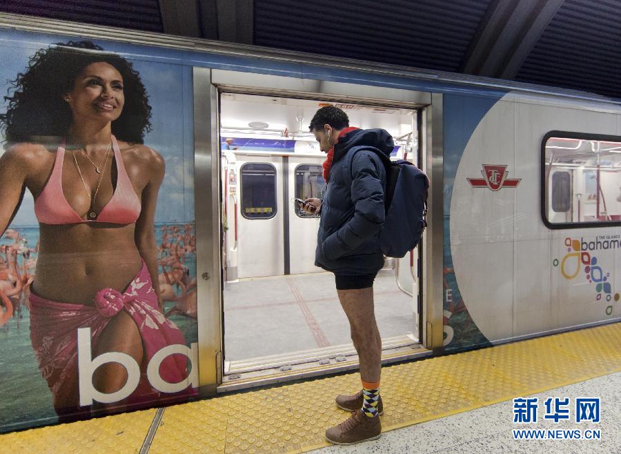 1月12日，在加拿大多倫多，一名只穿著內(nèi)褲的男子在車站等候地鐵。