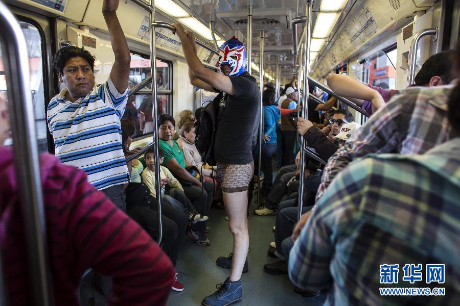 一名參加不穿褲子搭地鐵活動的男子站在地鐵車廂內(nèi)。