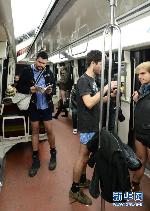 1月12日，在橫貫巴黎東西部的1號線地鐵車廂里，乘客只穿一條內(nèi)褲搭乘地鐵。