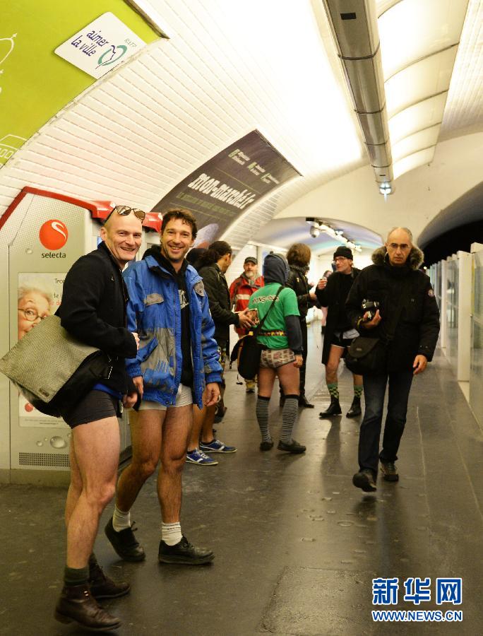 1月12日，在橫貫巴黎東西部的1號線地鐵車廂里，乘客只穿一條內(nèi)褲搭乘地鐵。