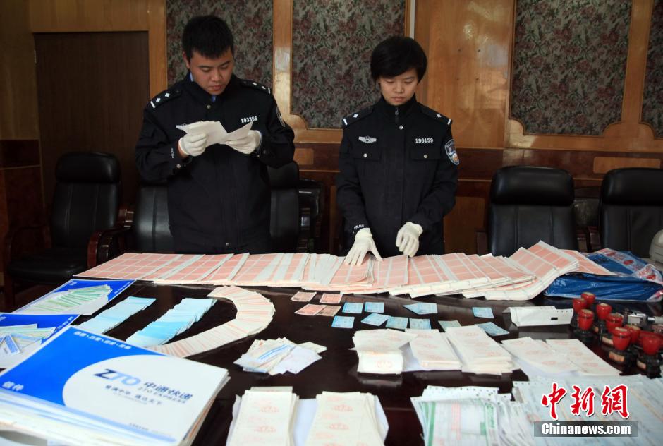 圖為查獲大量假火車票和制販工具（資料圖片）。