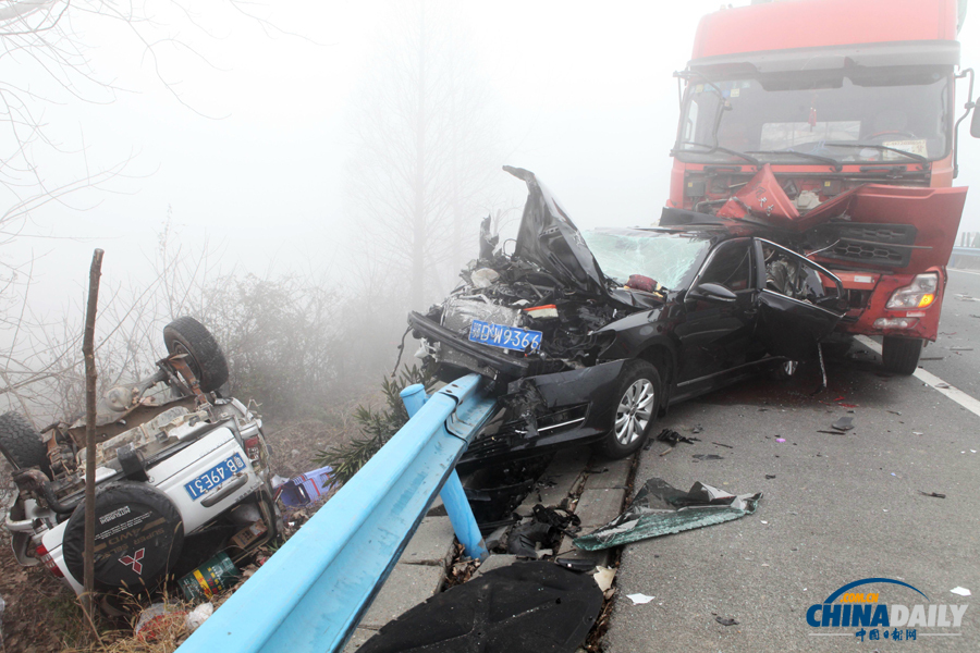 事故現(xiàn)場?；荼?攝