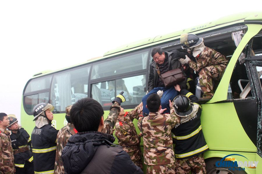 消防人員現(xiàn)場施救。惠斌 攝
