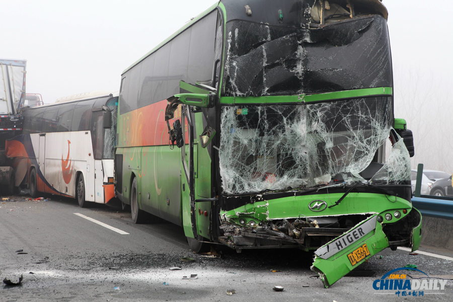 車禍救援現(xiàn)場?；荼?攝