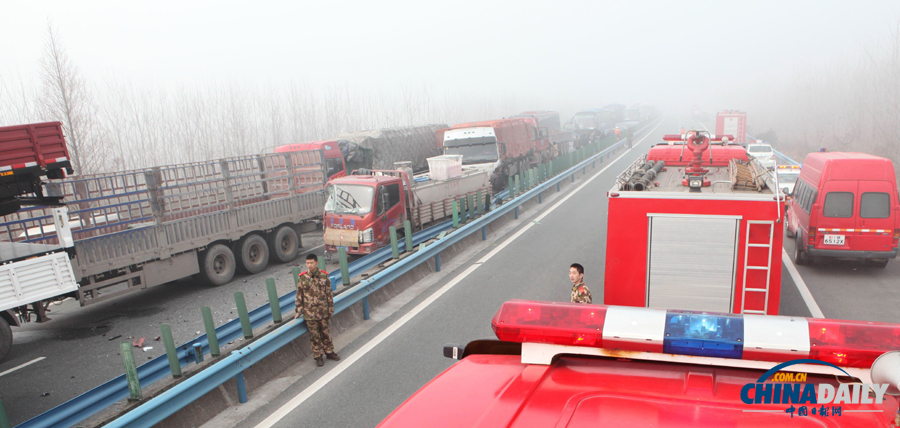 消防人員抵達(dá)事故現(xiàn)場。惠斌 攝