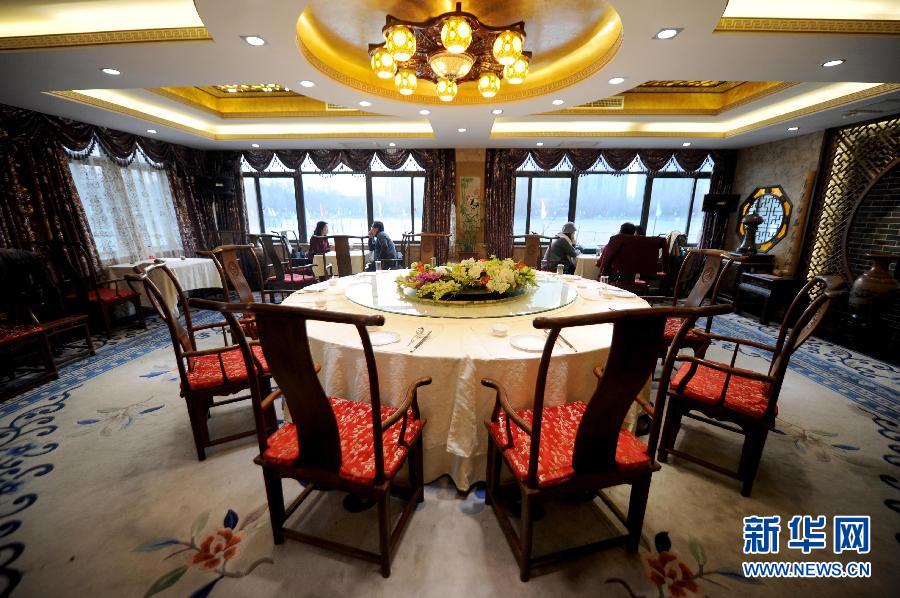 　1月15日，游客在北京紫竹院公園內(nèi)的問月樓喝茶聊天。