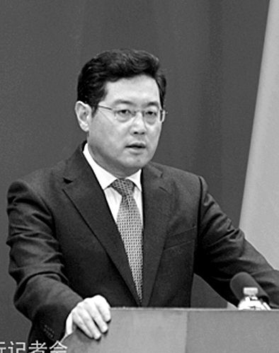 23日，秦剛在外交部例行記者會上。