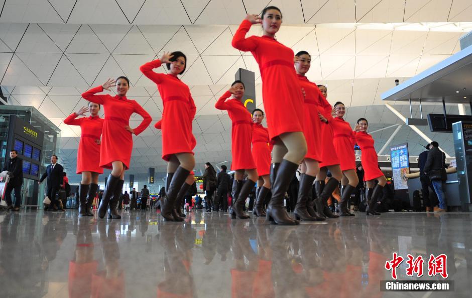 1月23日，機場工作人員在跳“快閃”舞蹈。
