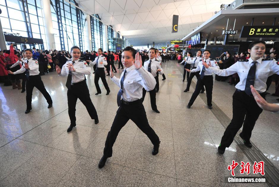 1月23日，機場工作人員在跳“快閃”舞蹈。