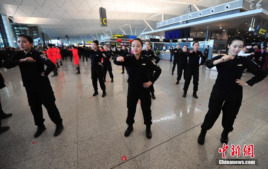 1月23日，機場工作人員在跳“快閃”舞蹈。