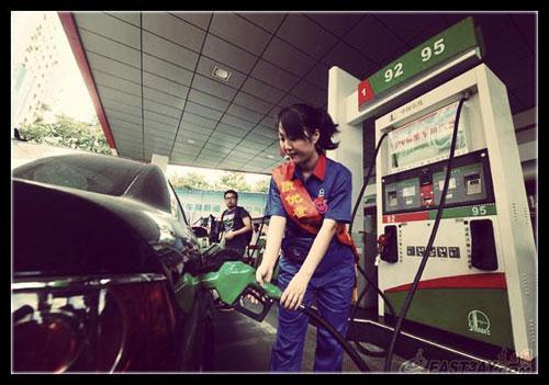 近日，有網(wǎng)友針對“超標40倍事件”評價說：“國內(nèi)加油站在油里加水是普遍現(xiàn)象。只是量多量少的問題，車主