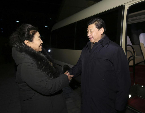 習(xí)近平27日晚看望了牛玉儒同志家屬。