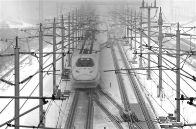 昨日，由武漢始發(fā)到北京G508次高鐵沿途被大雪覆蓋，列車廣播告知受降雪天氣影響，為確保行車安全降速運(yùn)行，預(yù)計(jì)晚點(diǎn)1小時(shí)10分鐘。圖/CFP