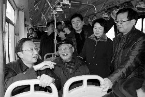 繆瑞林在車上與市民、乘委會委員交流 通訊員 卜照雪 攝