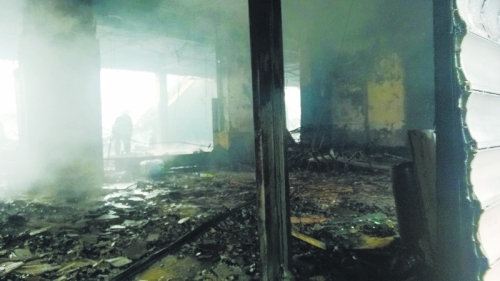 3.營(yíng)業(yè)大廳棚頂坍塌，貨物成灰。