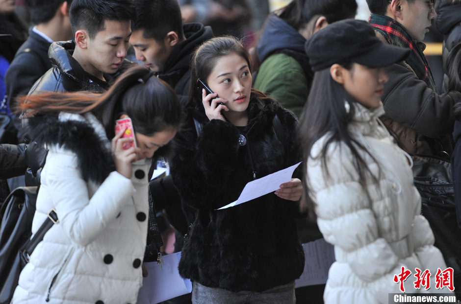 圖為表演系考生走出考場(chǎng)。